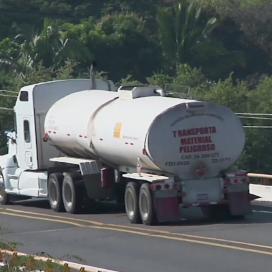 Tráiler transportando material peligroso